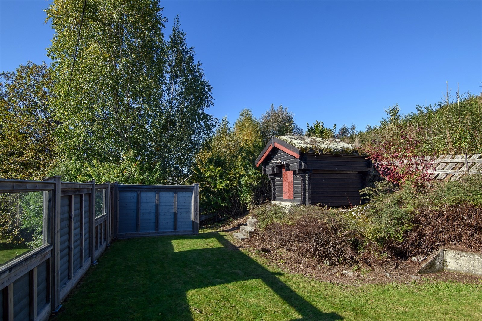 Den utvendige boden gir plass for lagring av bla. utemøbler og hageredskaper. Galleribilde