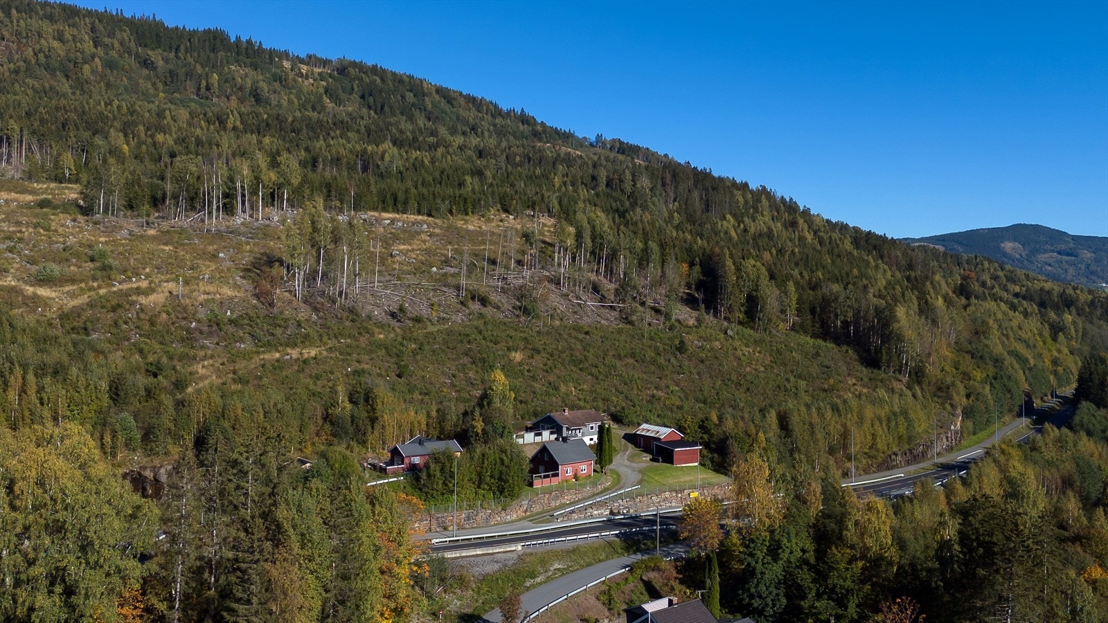 Det er godt tilbud på offentlig transport med budd som passerer like nedenfor eiendommene. Galleribilde