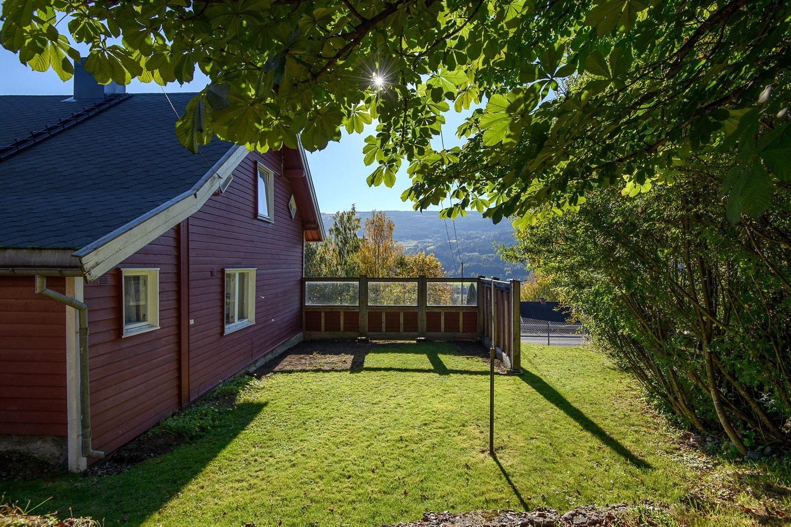 Lun og skjermet uteplass i hagen. Galleribilde