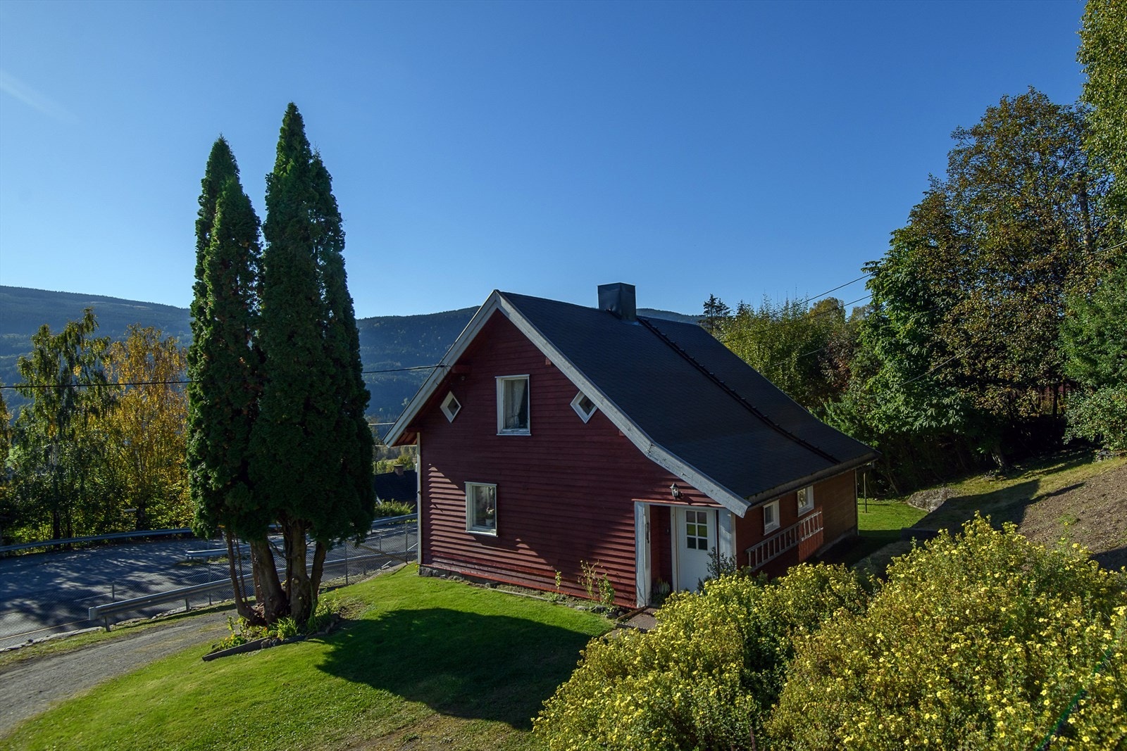 Et koselig lite hus som opprinnelig er oppført i laftet tømmer. Galleribilde