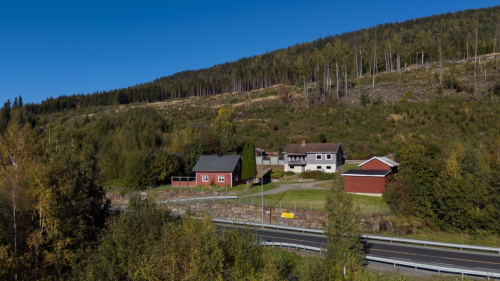 Tunet består av to boliger på to separate eiendommer, men selges samlet. Galleribilde