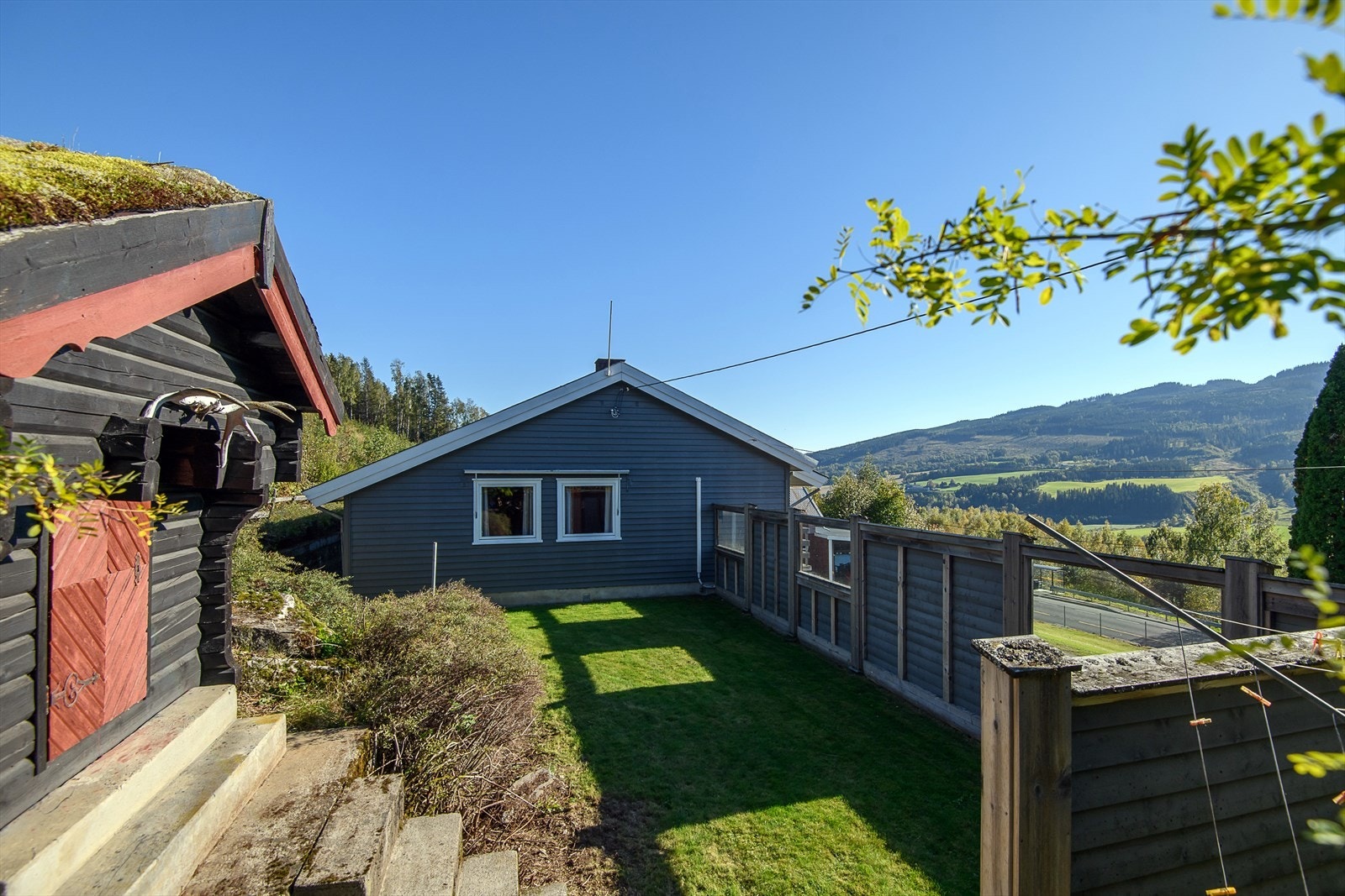 Fasade og hage mot vest. Galleribilde