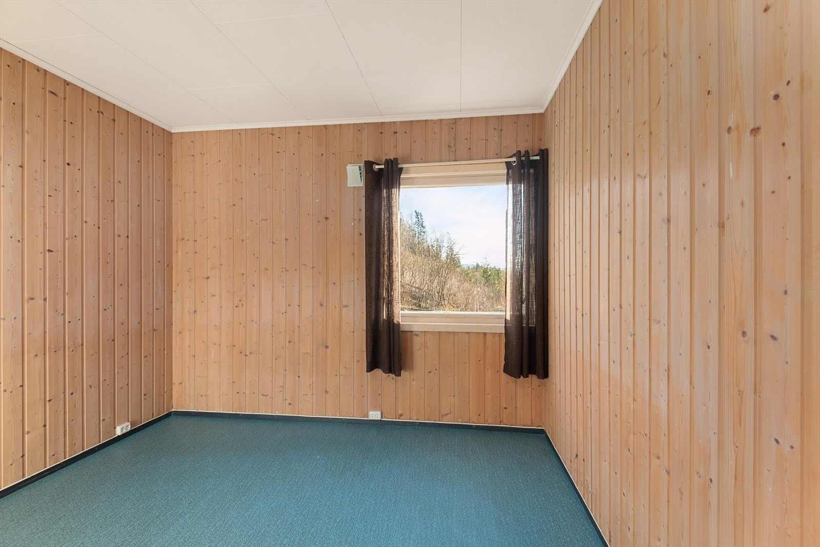 Hovedsoverommet har vindu mot vest. Galleribilde