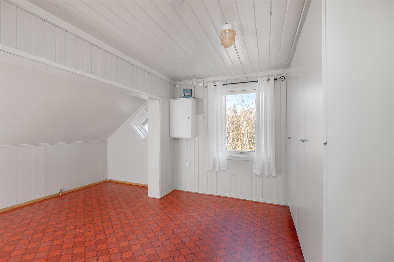 Soverom 1 i 2. etasje er innredet med garderobeskap og har vindu mot vest. Galleribilde