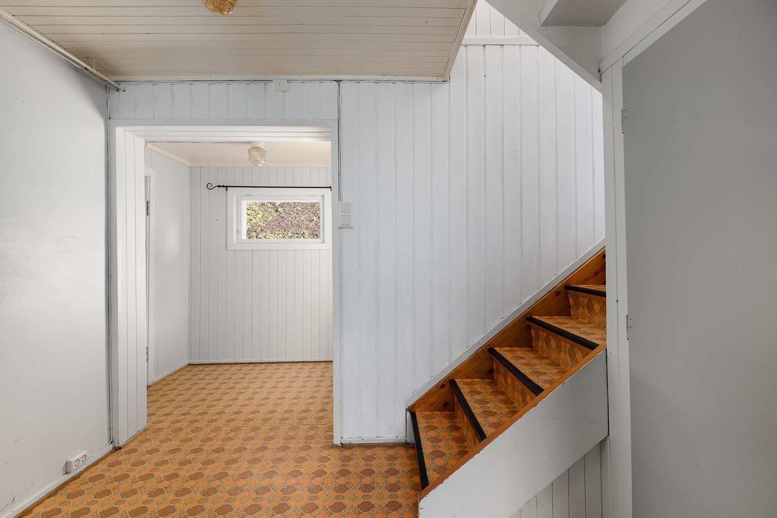 Gang og trapperom- Tretrapp med tette trinn forbinder etasjene. Oppbevaringsplass i bod under trappen. Galleribilde