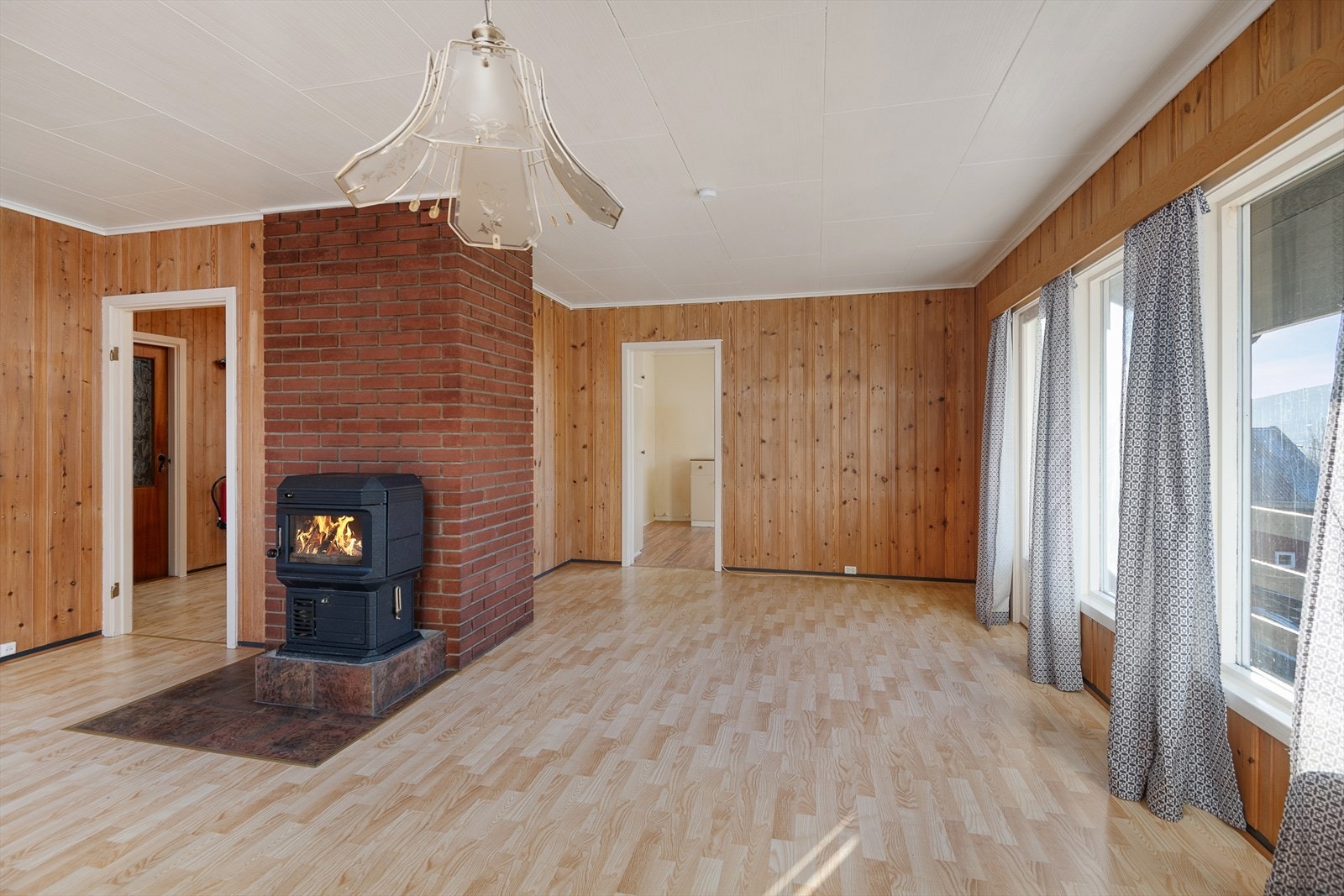 Romslig stue med store vindusflater mot sør. Galleribilde