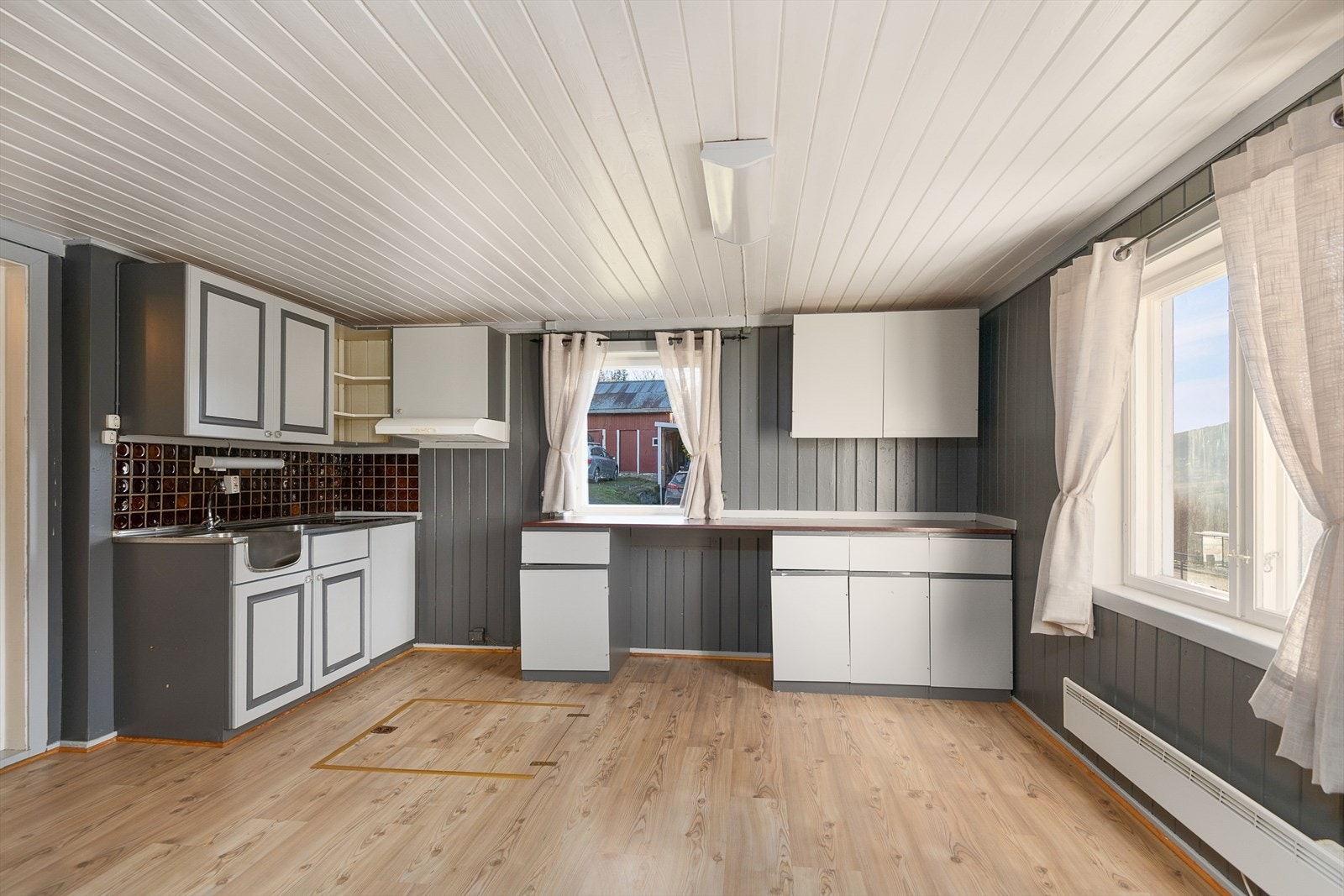 Stort kjøkken med god plass for spisebord. Galleribilde