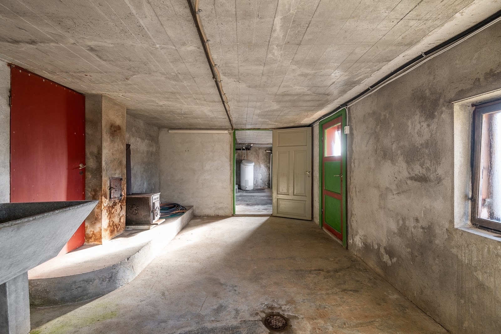 Det er godt med lagringsplass i sokkeletasjen som også har direkte adkomst fra hagen. Galleribilde