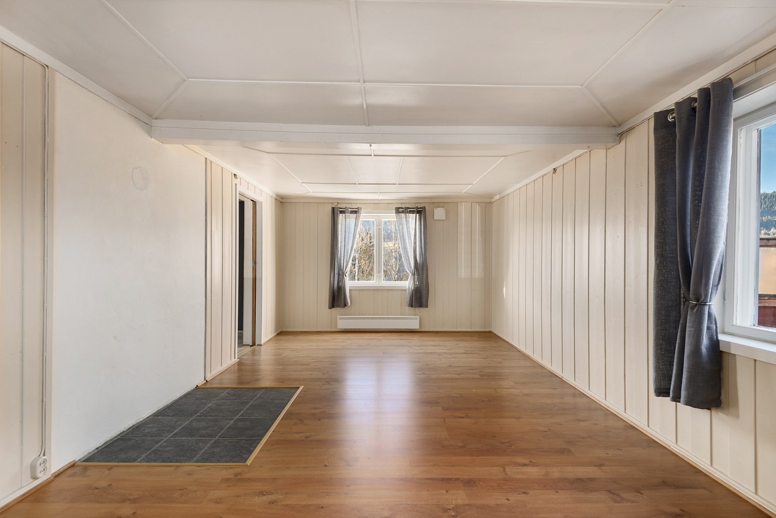 Stuen har lyse overflater og gjennomlys via vindusflater mot øst og sør. Galleribilde