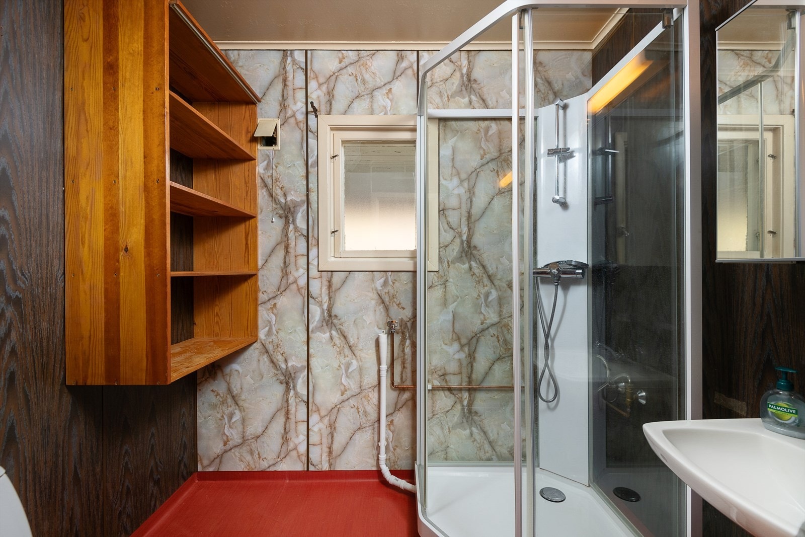 Baderommet er innredet med servant, wc, dusjkabinett og har opplegg for vaskemaskin. Galleribilde