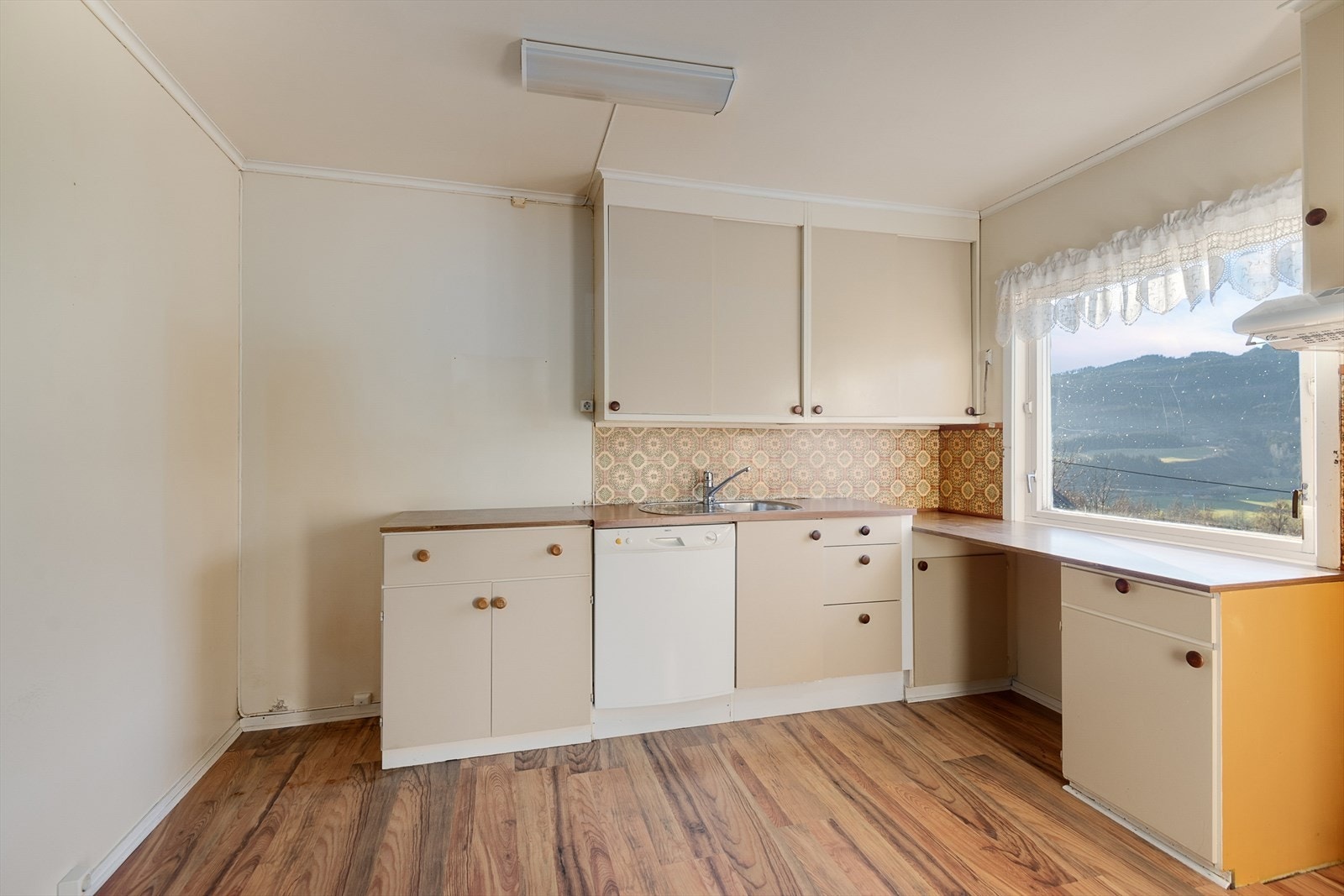 Flott utsikt fra kjøkkenbenken foran vinduet på kjøkkenet. Galleribilde