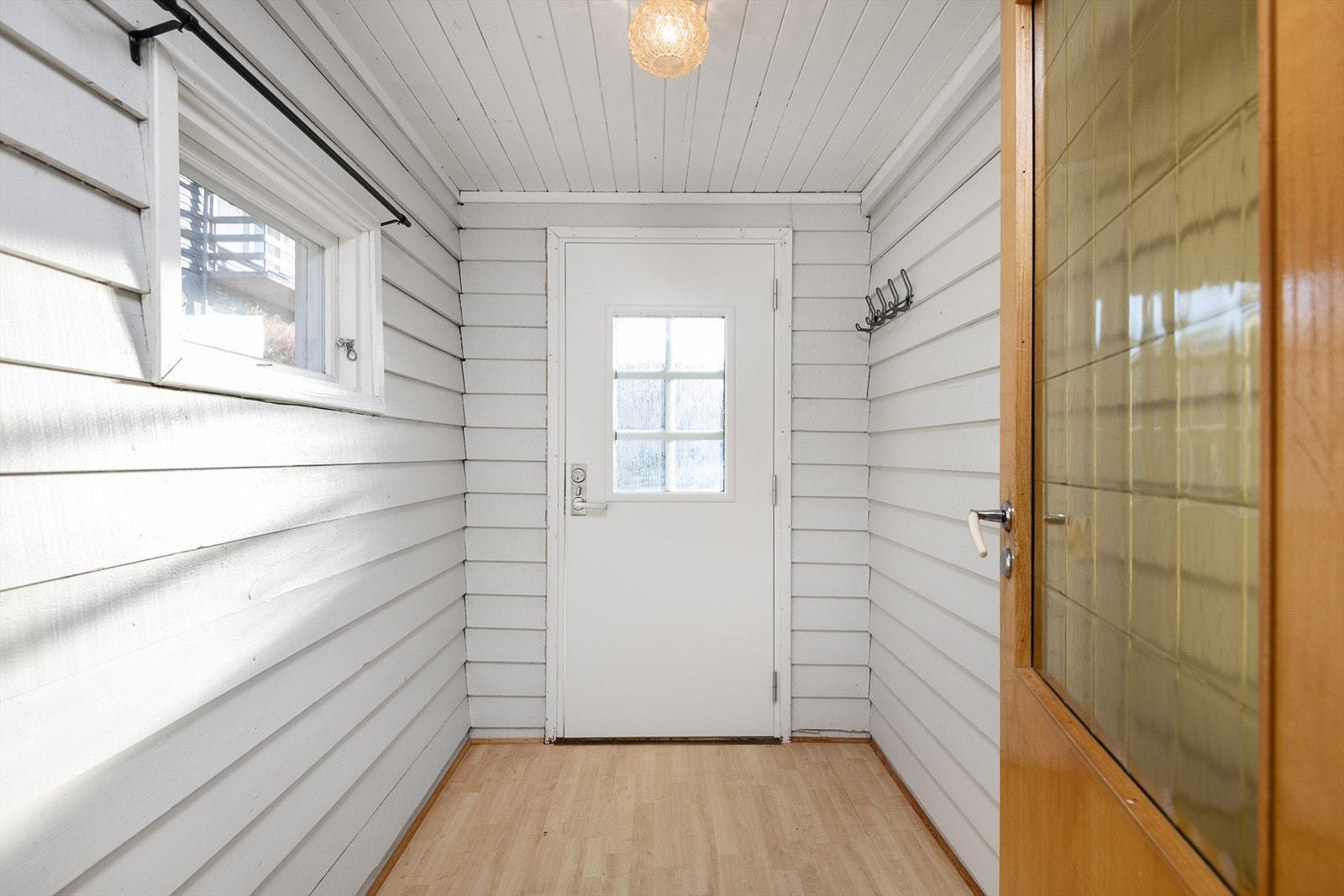 Lysmalt inngangsparti med ny ytterdør. Galleribilde