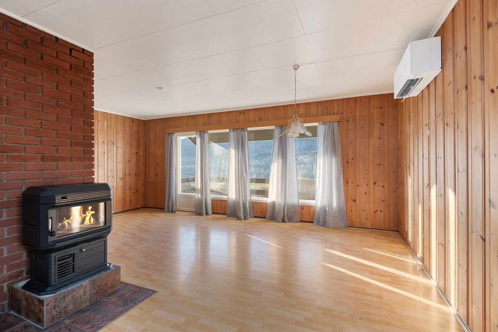 I stuen sørger vedovn og varmepumpe for god varme på kalde dager. Galleribilde