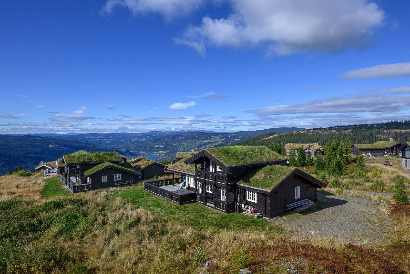 Eiendommen ligger solrikt plassert på Mosetertoppen og byr i tillegg på fin utsikt oppover Gudbrandsdalen. Galleribilde