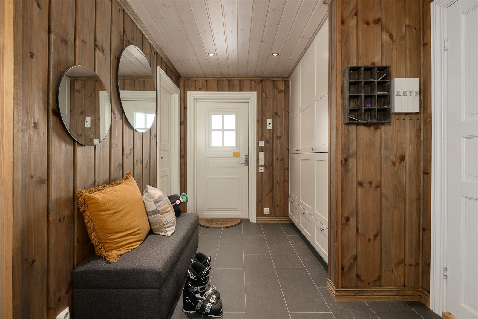 Hytta har én innvendig bod/teknisk rom, i tillegg til en utvendig bod på ca. 5 m². Galleribilde