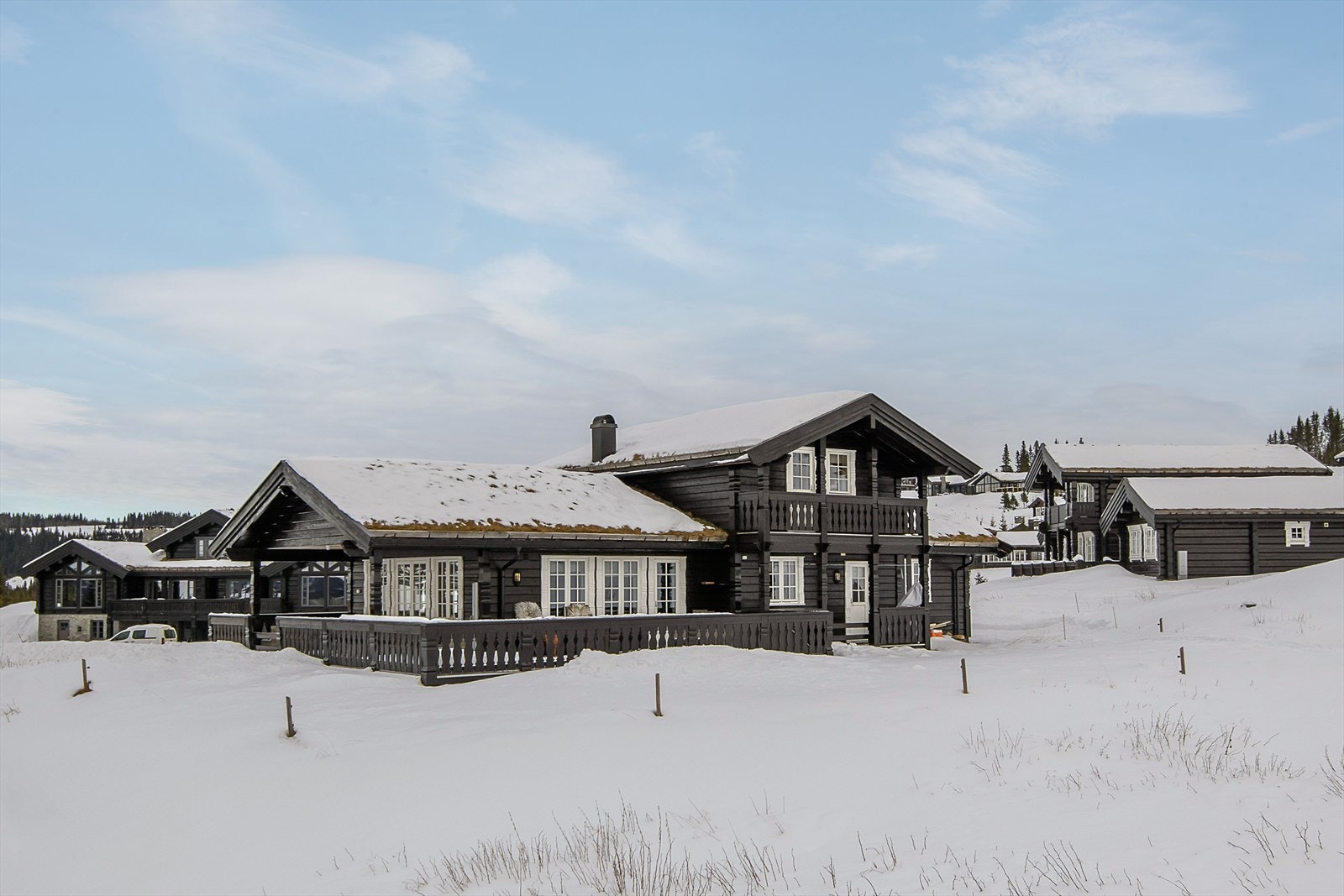 Dette er en innholdsrik fritidseiendom som strekker seg over to etasjeplan. Galleribilde