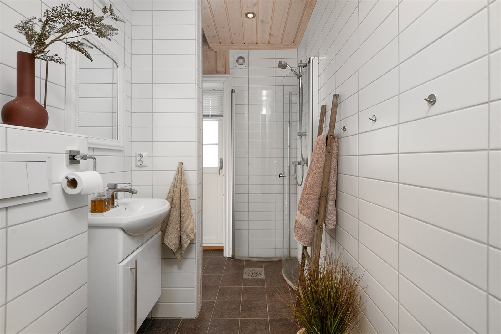 Det andre baderommet er også utstyrt med vegghengt klosett, dusjhjørne med dører og en enkel servantinnredning med underskap. Utgang til Jacuzzi. Galleribilde