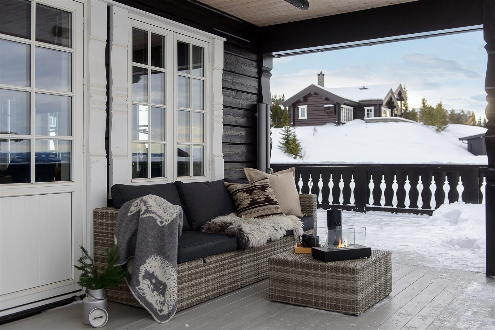 Fra stuen er det to adkomstmuligheter ut til verandaen. Galleribilde