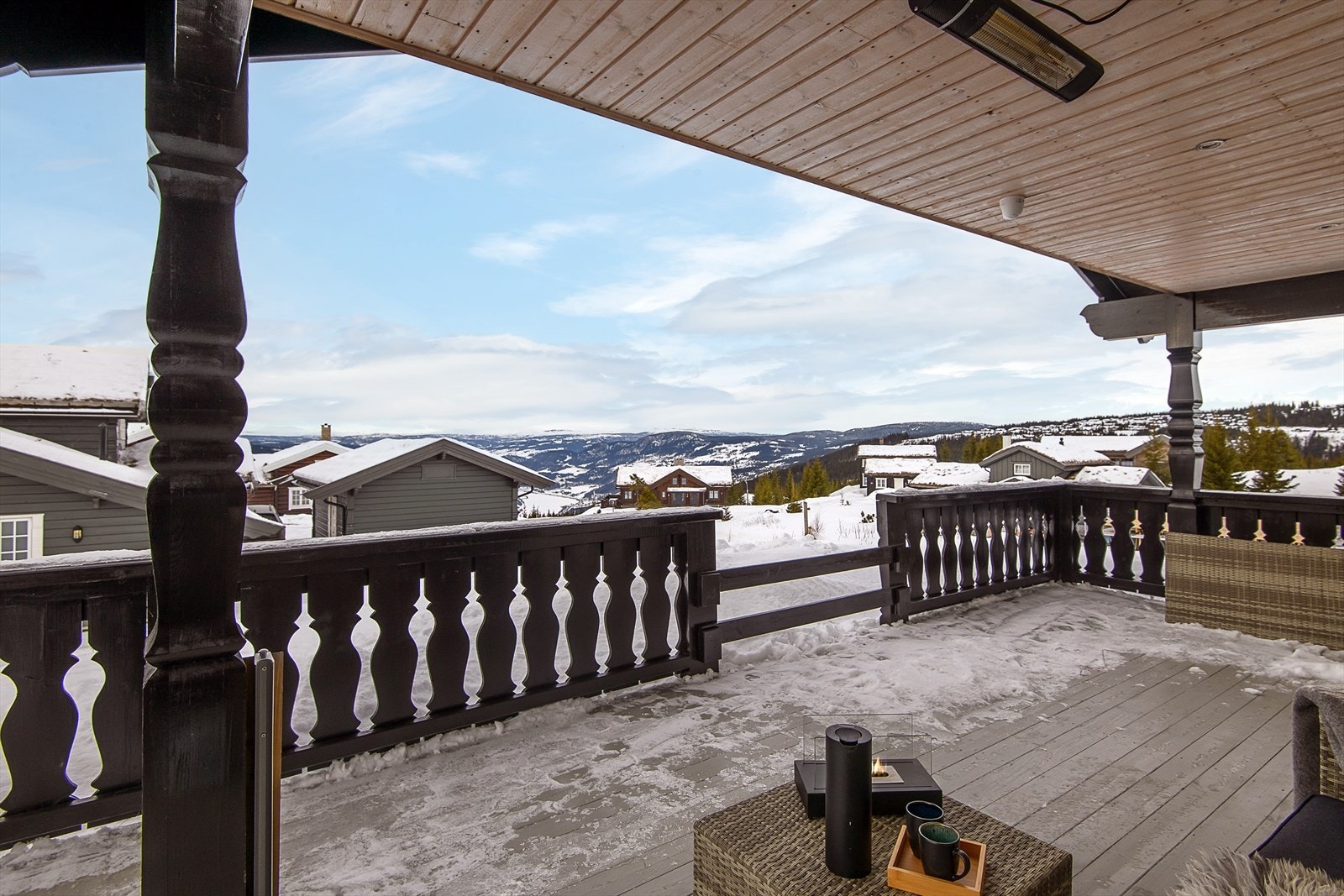 Verandaen er dels overbygd, slik at du kan nyte uteplassen i de fleste værforhold. Galleribilde