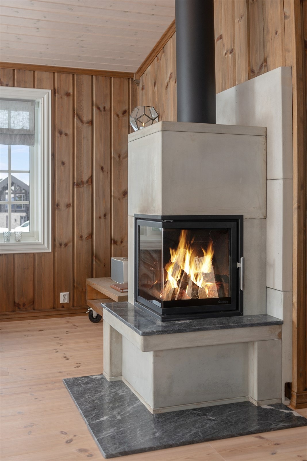 Stuen er utstyrt med en trivelig peisovn som sørger for ekstra varme og hygge på kalde dager. Galleribilde