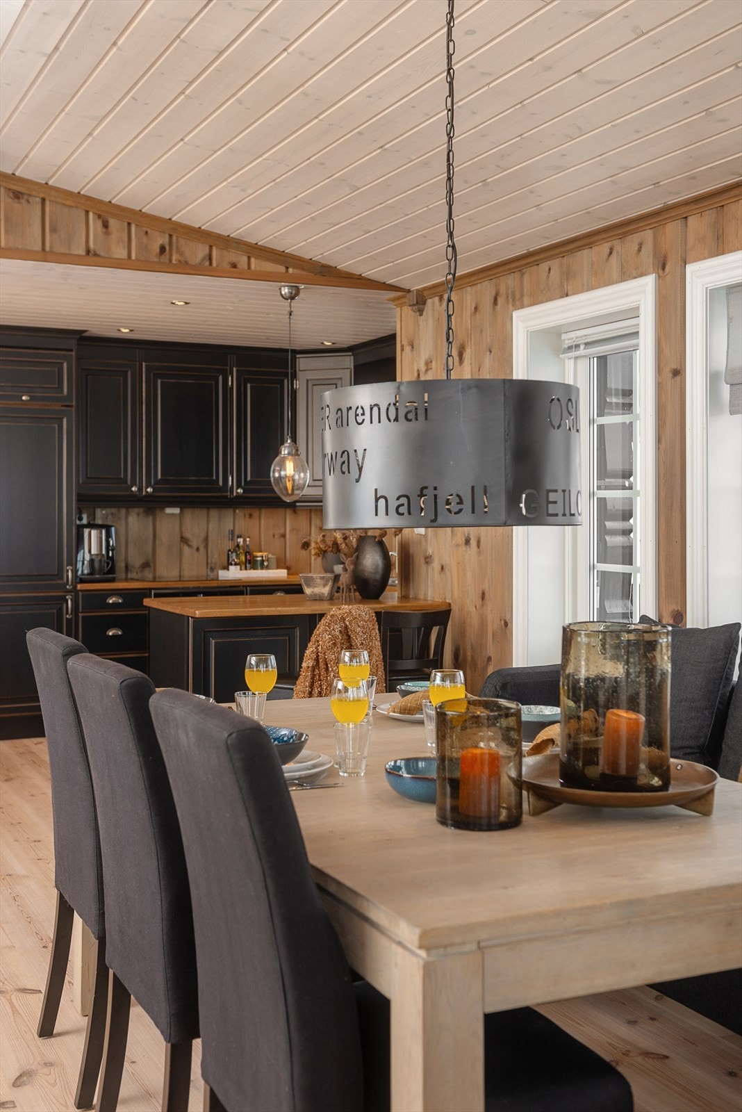 Spisegruppen kan plasseres i nær tilknytning til kjøkkensonen. Galleribilde