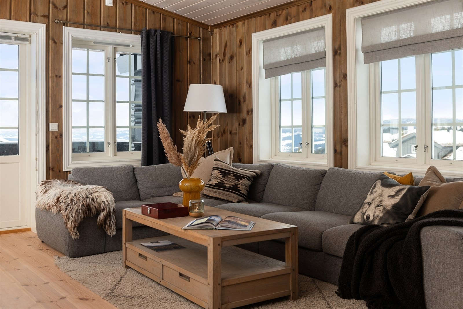 I stuen er det også plass til en stor sofagruppe og TV med tilhørende mediemøbel. Galleribilde