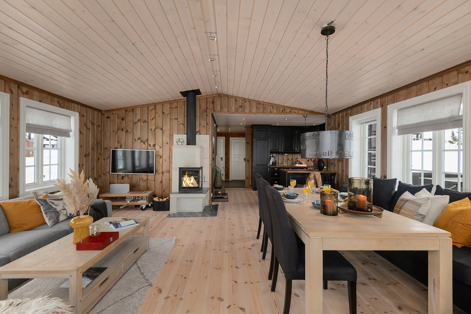 Planløsningen oppleves som funksjonell og god, med blant annet stue og kjøkken i en åpen løsning. Galleribilde