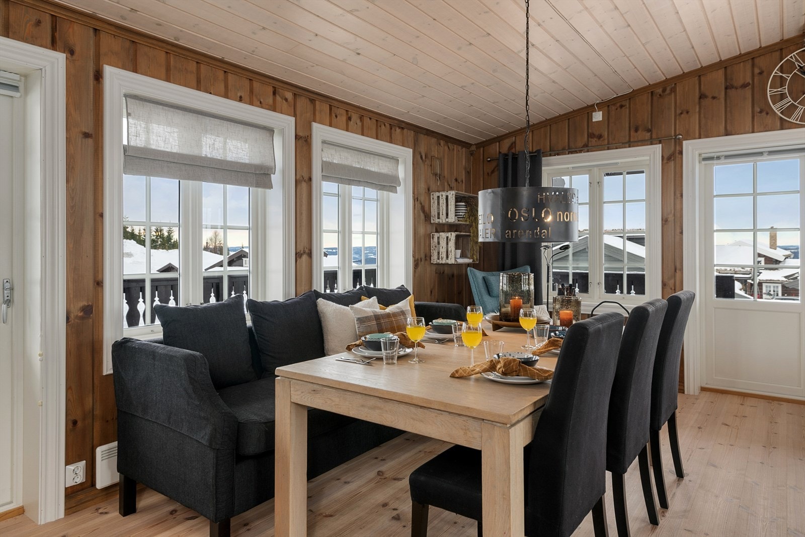 De generøse vindusflatene sørger for rikelig med naturlig lys og en luftig romfølelse. Galleribilde