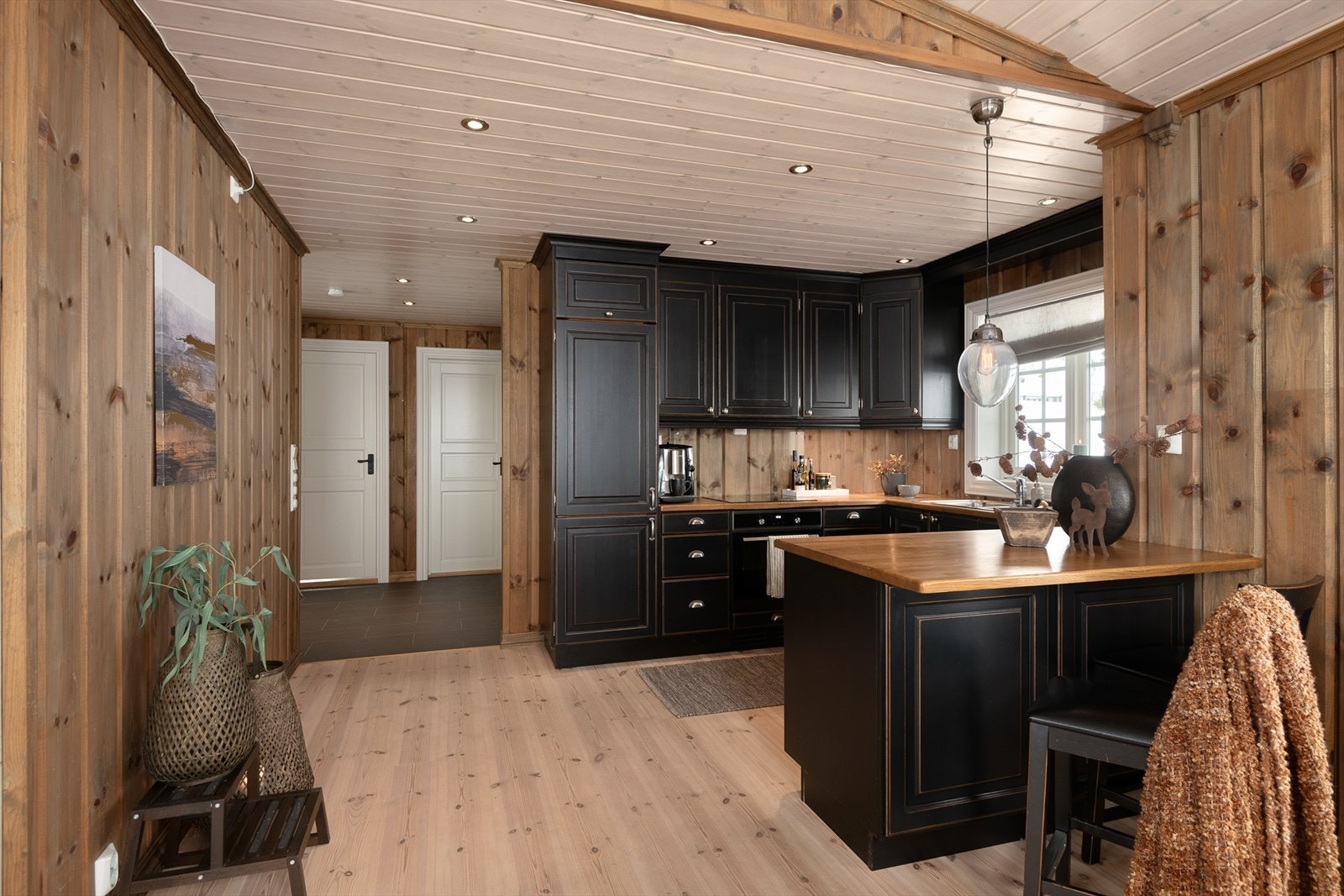 Kjøkkenet er utformet som en hestesko, med plass til to enkle kjøkkenstoler. Galleribilde