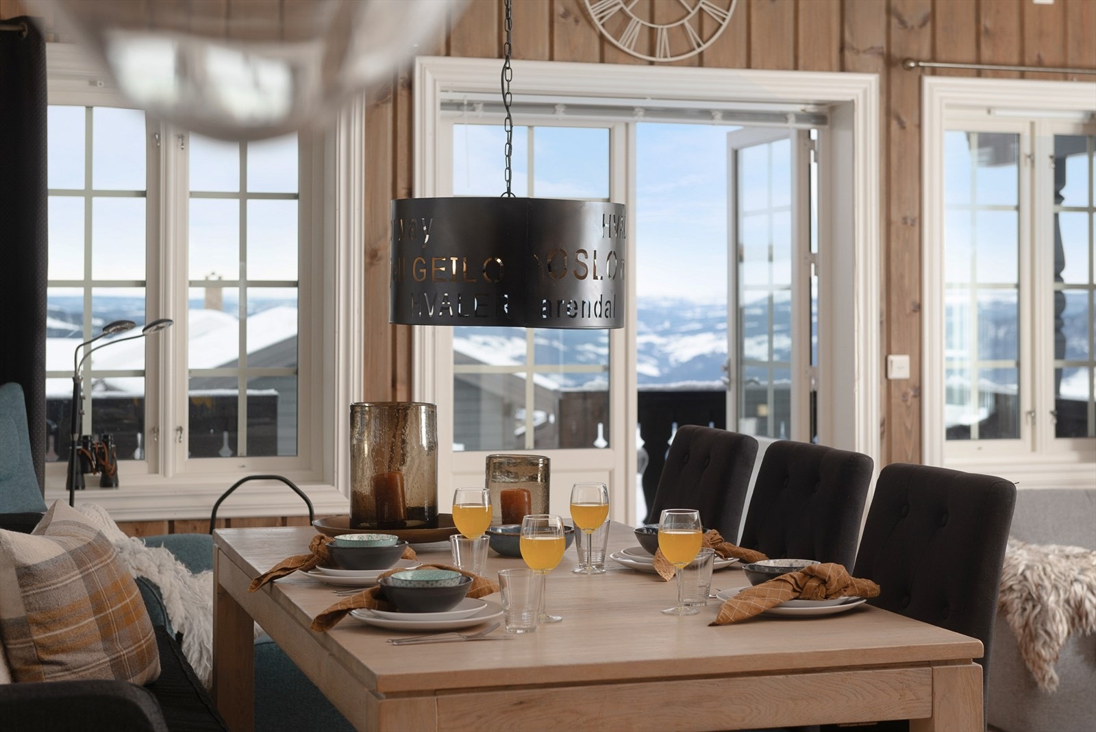 Det er god plass til en stor og hyggelig spisegruppe. Galleribilde