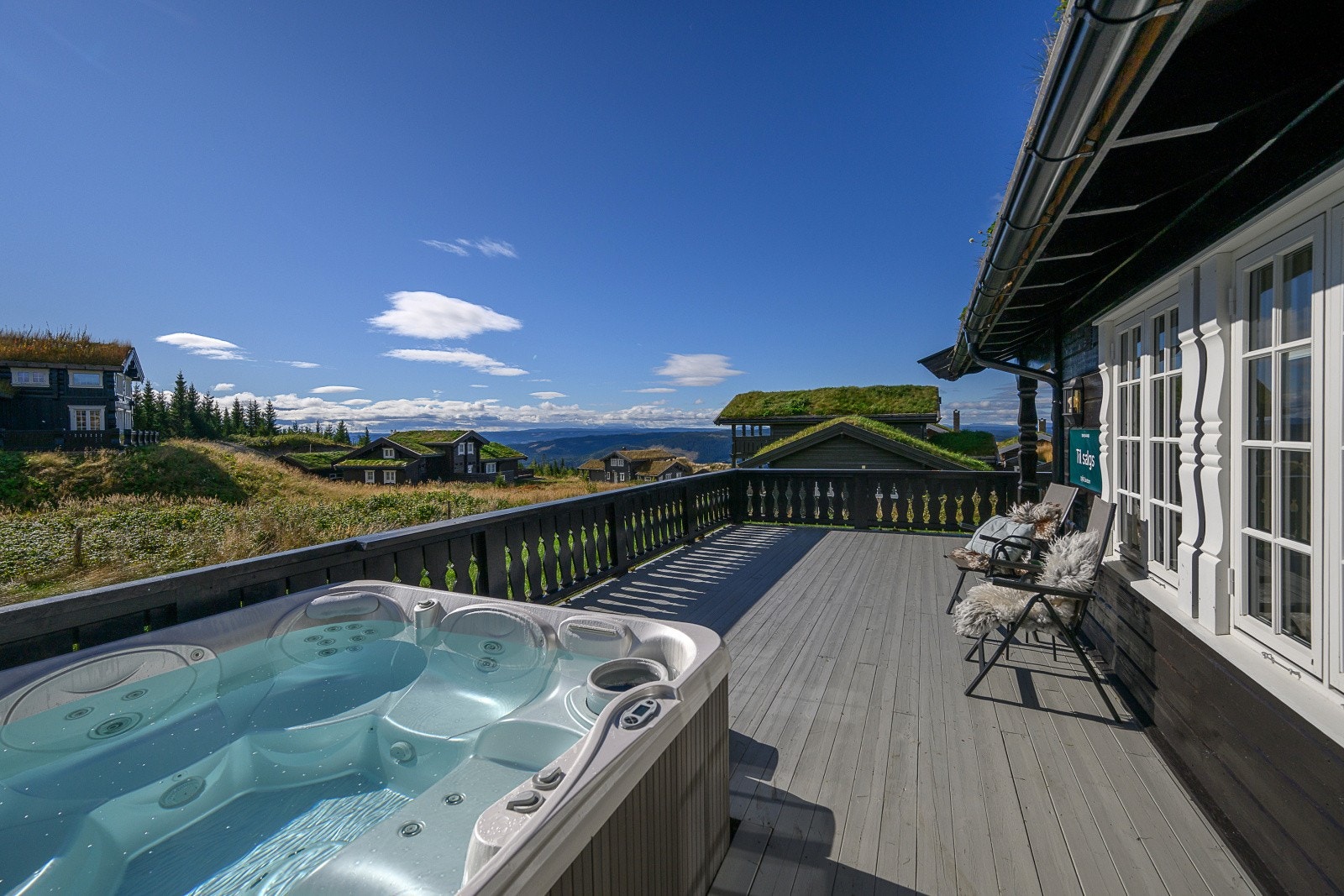 Stor veranda på ca. 59 m², som vender mot både vest og sør, og gir rikelig med sollys og en fin utsikt. Galleribilde