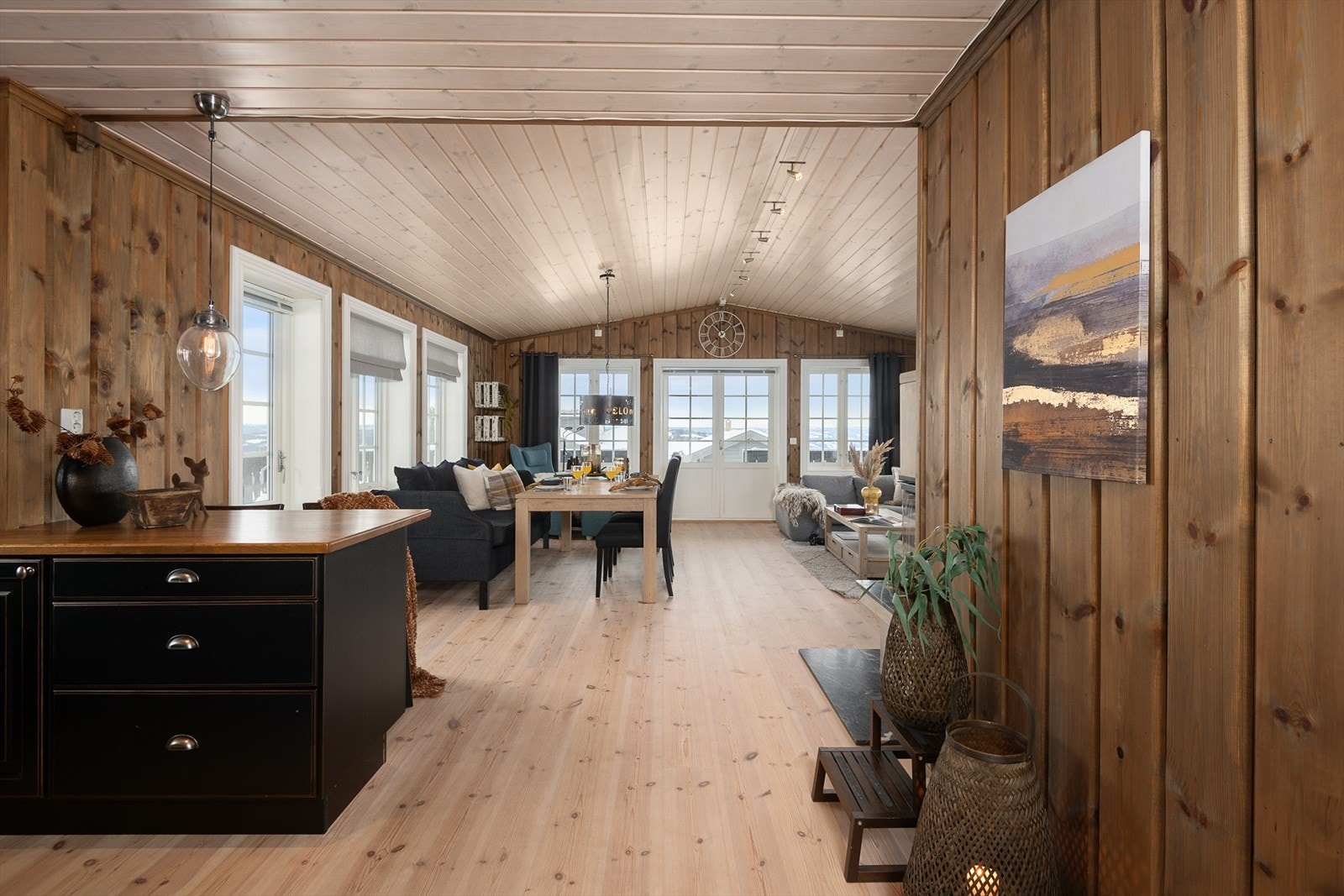 Det er rikelig med lagringsplass i skap og skuffer. Galleribilde