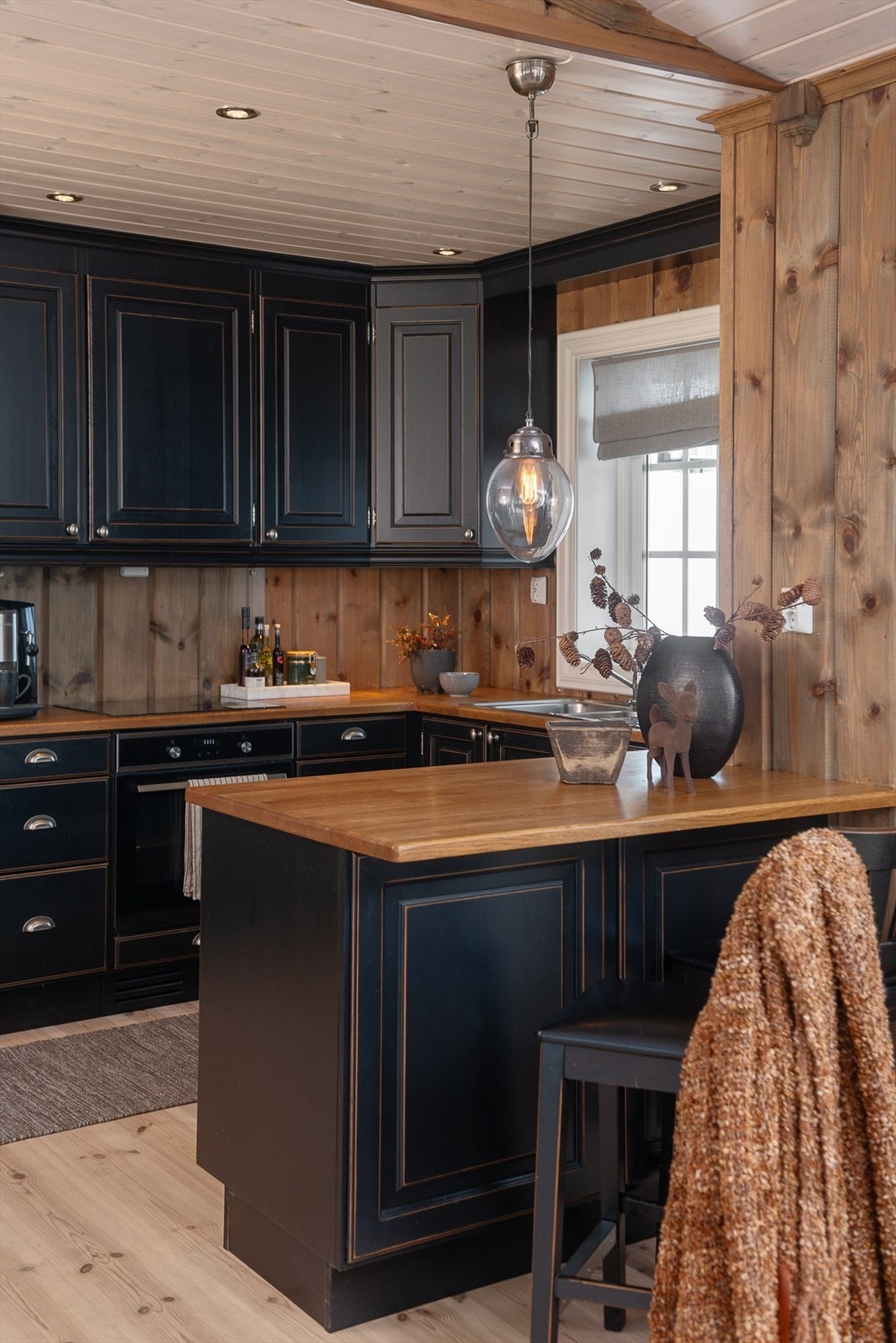 Benkeplaten er også i heltre og er utstyrt med vaskekum og kjøkkenkran. Galleribilde