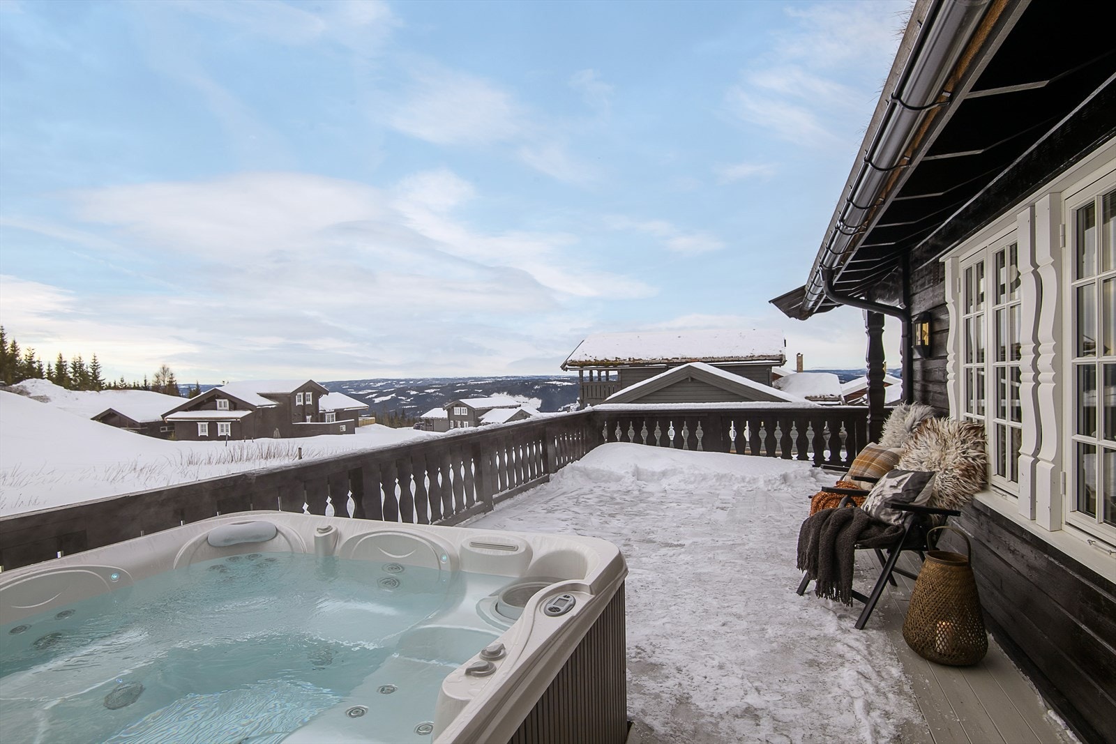 Uteområdet brukes også på vinterstid. Her kan man varme seg i vannet etter en lang dag i bakken. Galleribilde