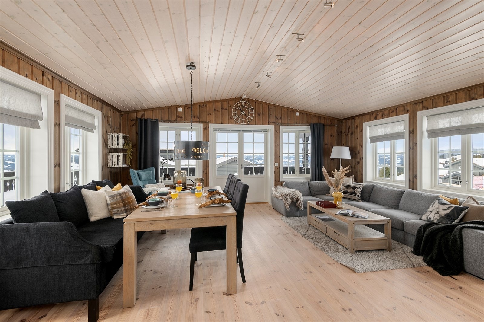 Velkommen inn! Stuen har ekstra takhøyde og godt med vindusflater. Galleribilde