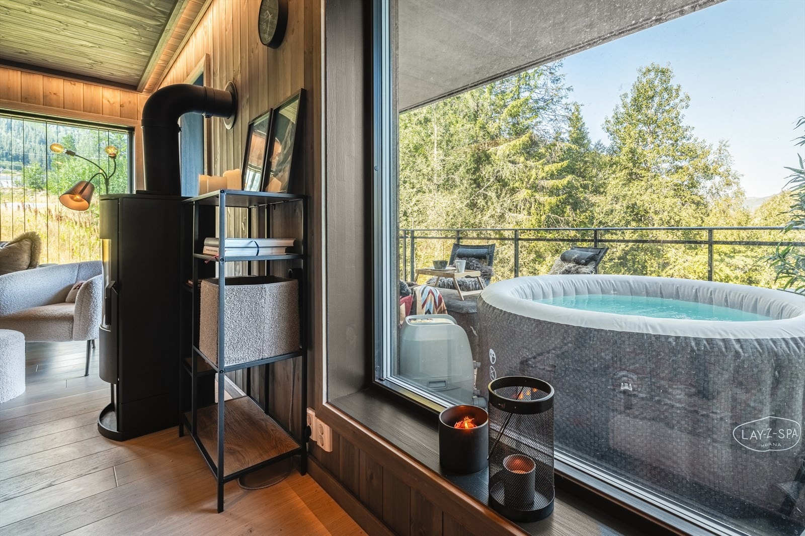 Utgang fra stue til romslig balkong på ca. 16 kvm. Galleribilde