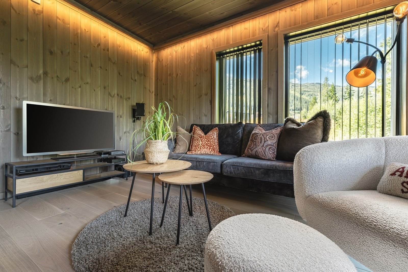 Stuen har store vindusflater. Galleribilde