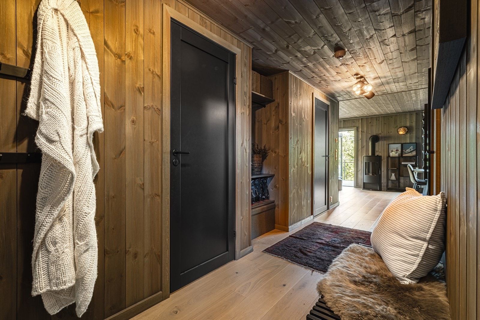 Romslig gang. Galleribilde