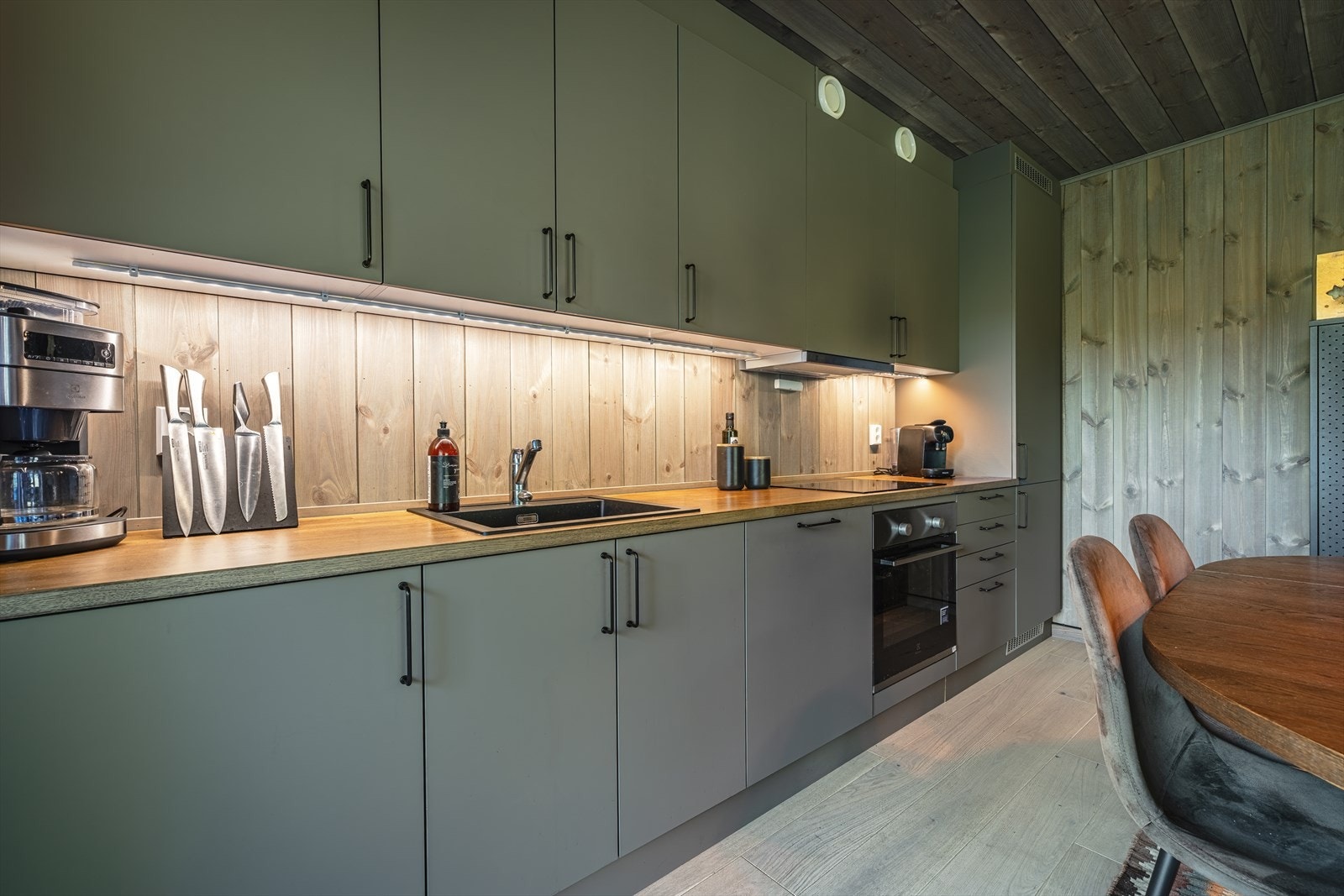 Kjøkken i tidsriktig farge som harmonerer godt med naturen. Galleribilde