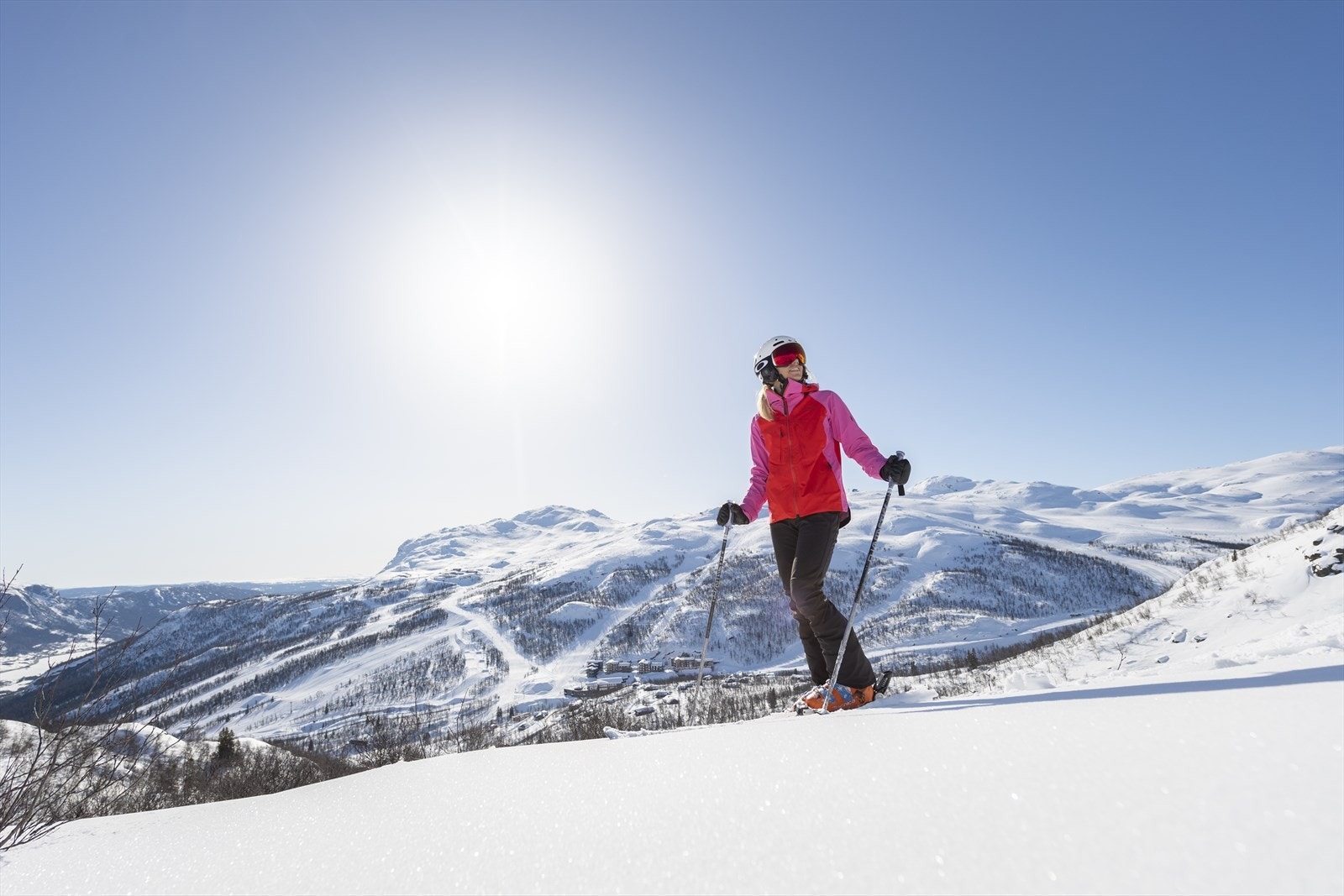 Hemsedal skisenter binder fjellet sammen med moderne heiser, så du kan stå fra topp til bunn uten å måtte ta av deg skiene. Foto: Ola Matsson. Galleribilde