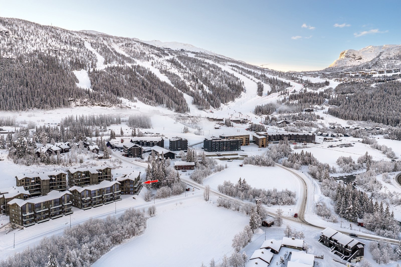 Leiligheten har en meget attraktiv beliggenhet i dalen med kort avstand til både alpinanlegg og Hemsedal sentrum. Galleribilde