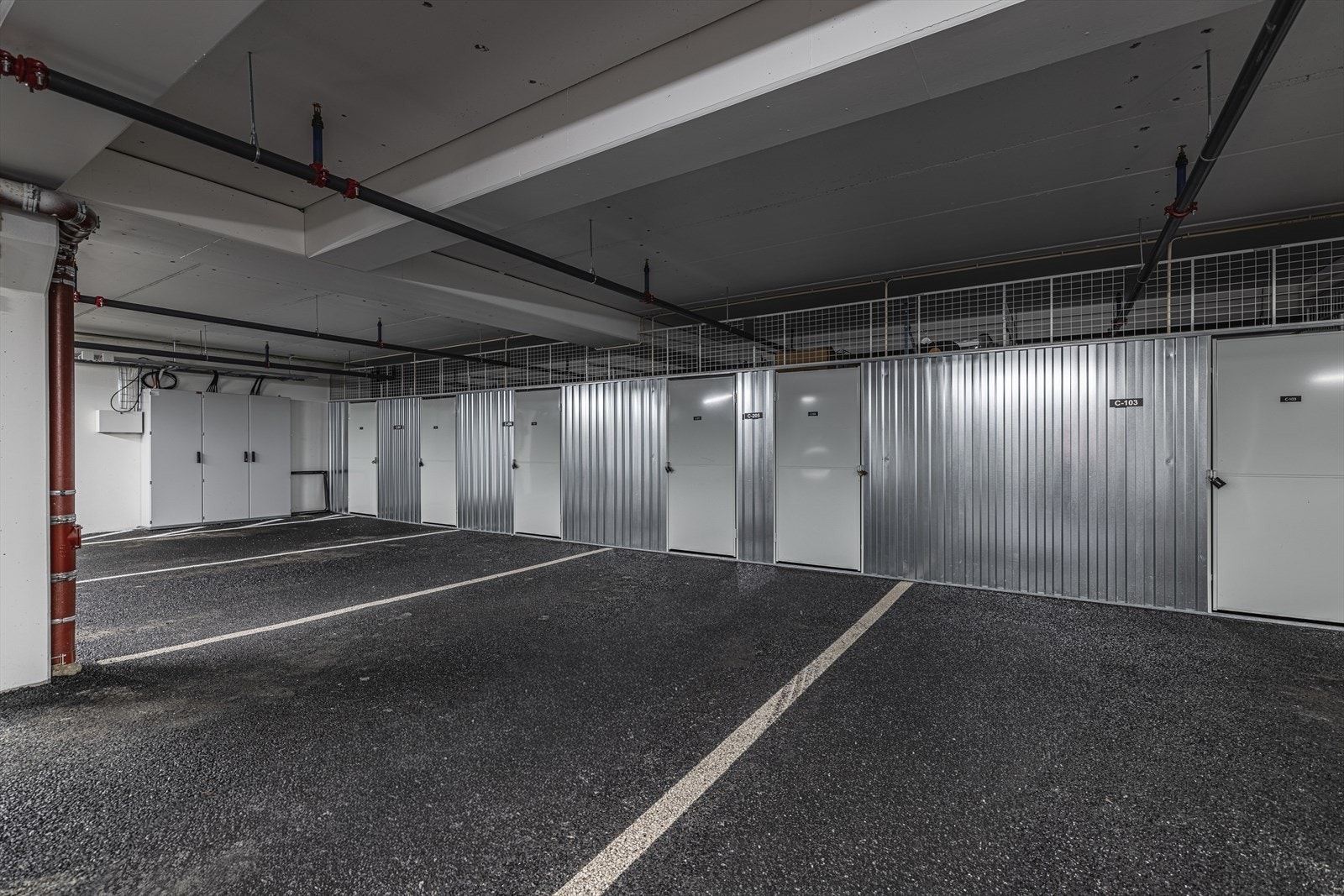 Garasjeplasser og inngang til bod. Galleribilde