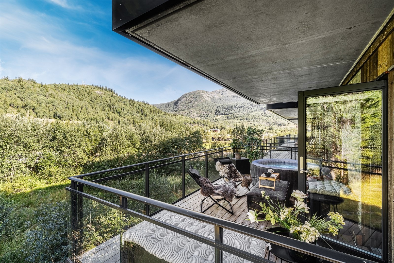 Balkong på hjørnet av bygget. Galleribilde