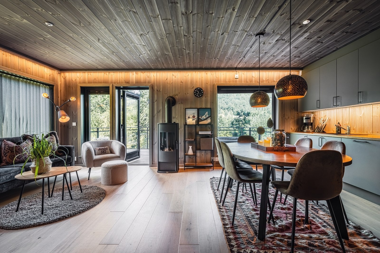 Romslig stue med koselig peisovn for kalde dager - God plass til både sofagruppe og spisebord. Galleribilde