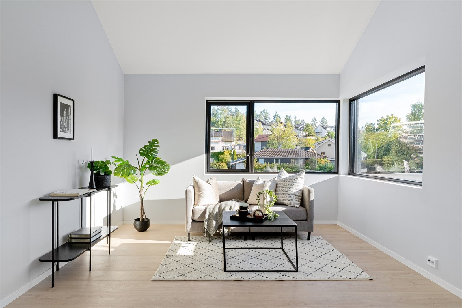 Loftstuen blir et flott ekstra oppholdsrom, godt egnet som feks tv-stue for barna. Vindusflatene er mange, mot sydvest, og himlingen er skrå - hvilket gir en veldig god romfølelse. Galleribilde