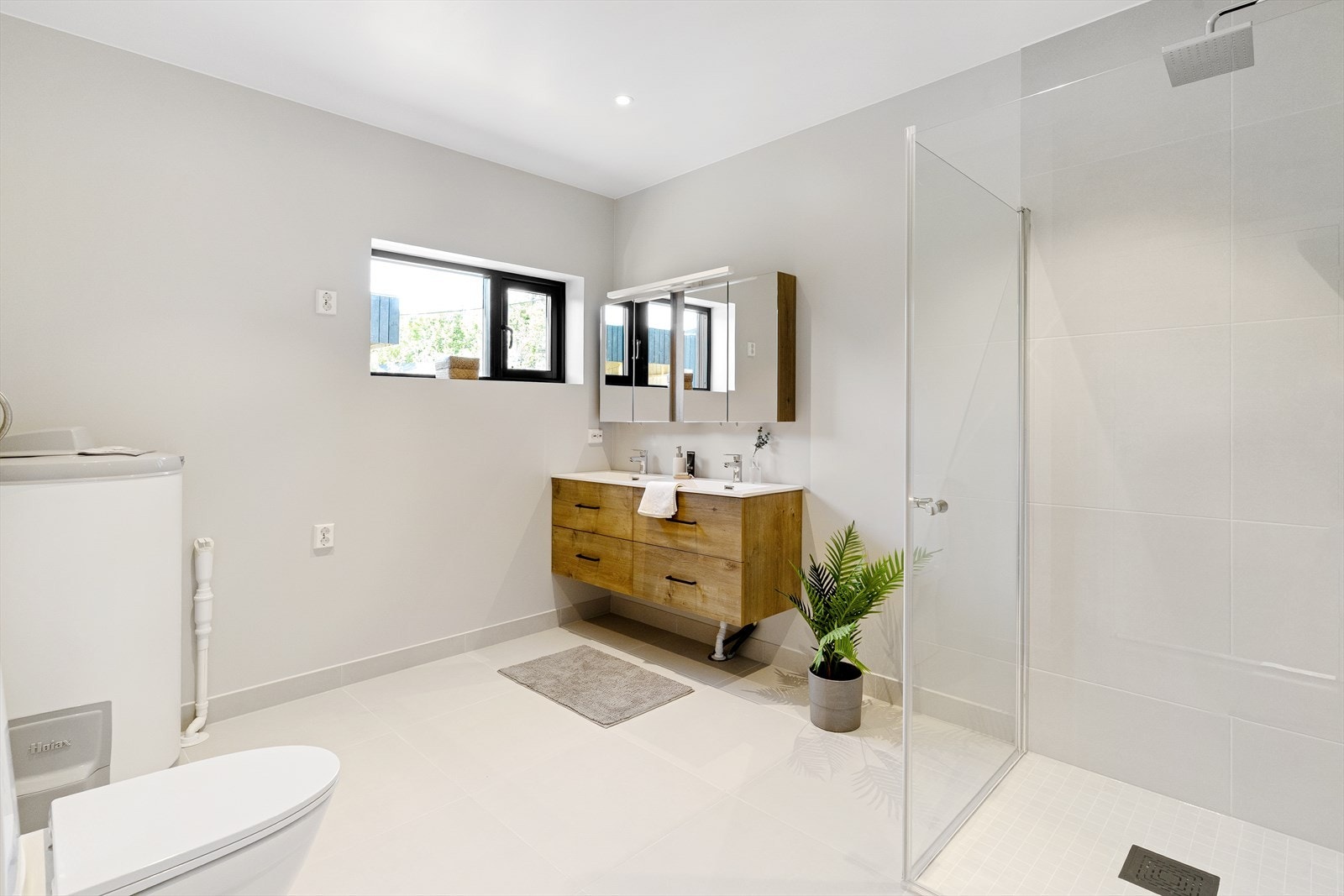 Boligen har 2 fullverdige bad. Begge bad har flislagte gulv med gulvvarme. Baderommet nede fungerer som et kombinert bad og vaskerom. Opplegg for vaskemaskin og evt tørketrommel i søyle. Galleribilde