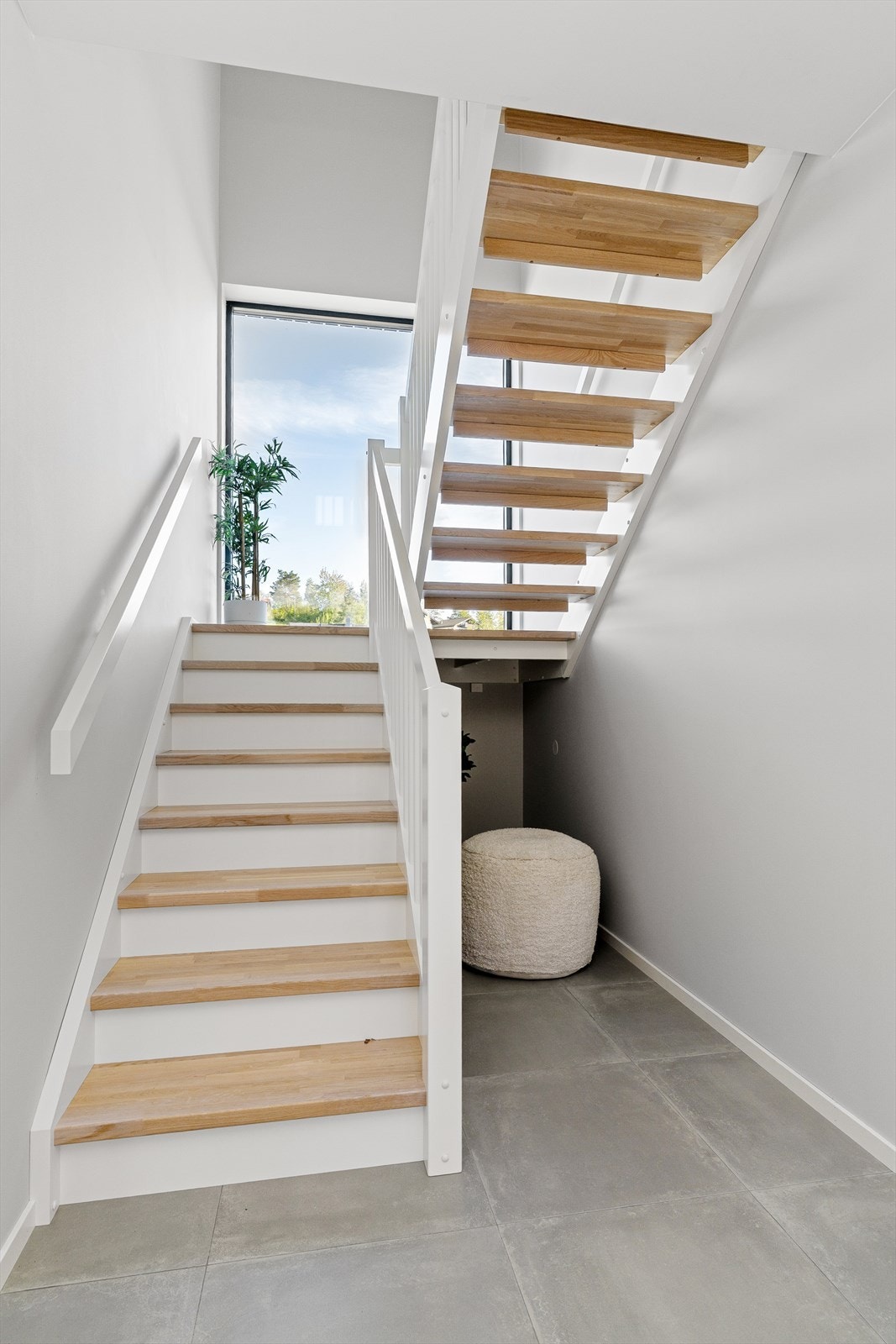 Trappegangen mot andreetasje er åpen, med en pen trapp med godt gjennomlys til førsteetasjen. Trappen er dels lukket og dels åpen, for å kunne nyttegjøre seg av plassen under trappa. Det er klargjort for å kunne lage bod under trappa. Galleribilde