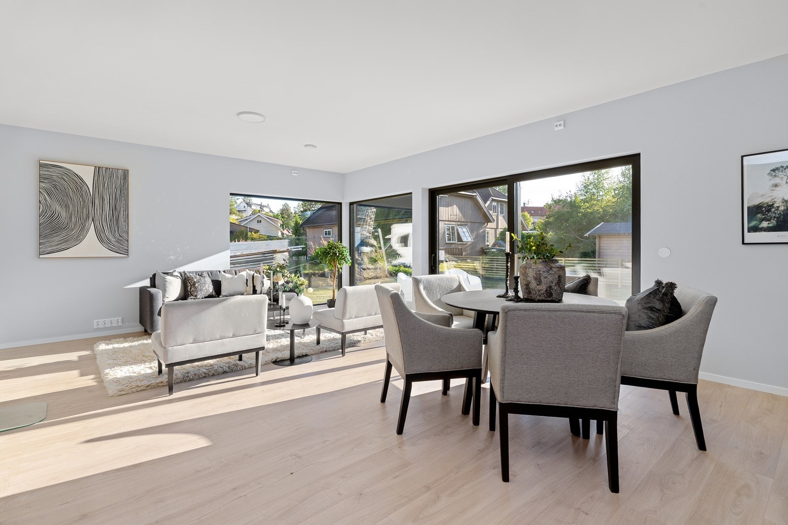 Et allsidig oppholdsrom, med enkel tilkomst til utearealet. Her er det praktisk og enkelt å kunne flytte måltidene utendørs på sommerstid. Galleribilde