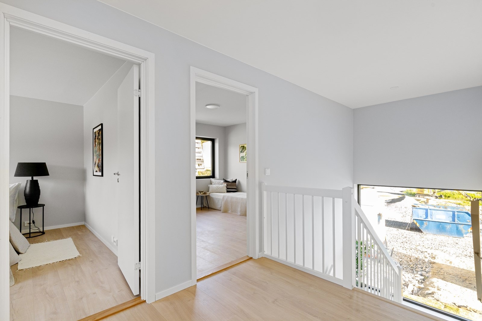 Videre kommer man opp i andre etasje. Her finner man en loftstue, et baderom, og de 3 siste soverommene. Det er også loft over boligen, med stige fra takluke på det ene soverommet. Galleribilde