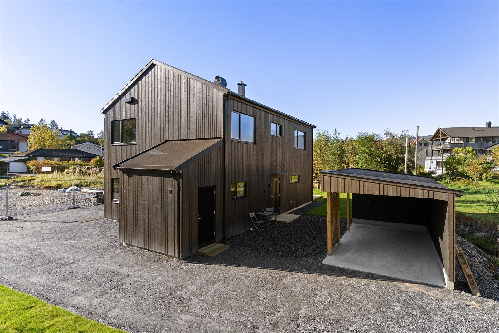 Adkomstpartiet har man på baksiden av boligen. Her har man carport, og øvrig god biloppstillingsplass. Det er også en praktisk sportsbod i tilknytning til inngangspartiet. Galleribilde